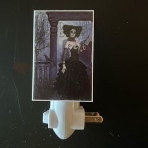 Spooky gothic lady nightlight with switch